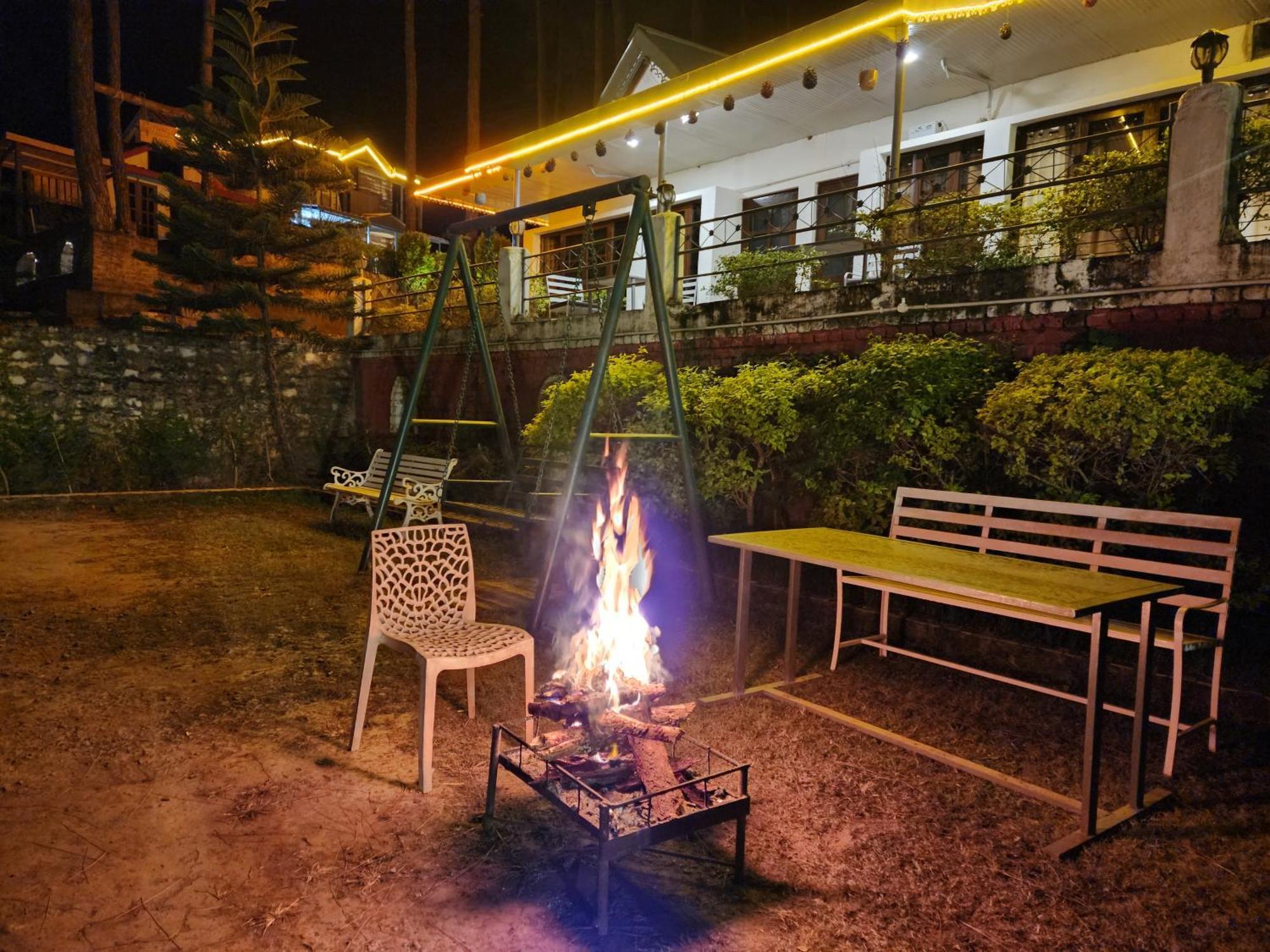 Pine Valley Resort Kasauli Exterior foto