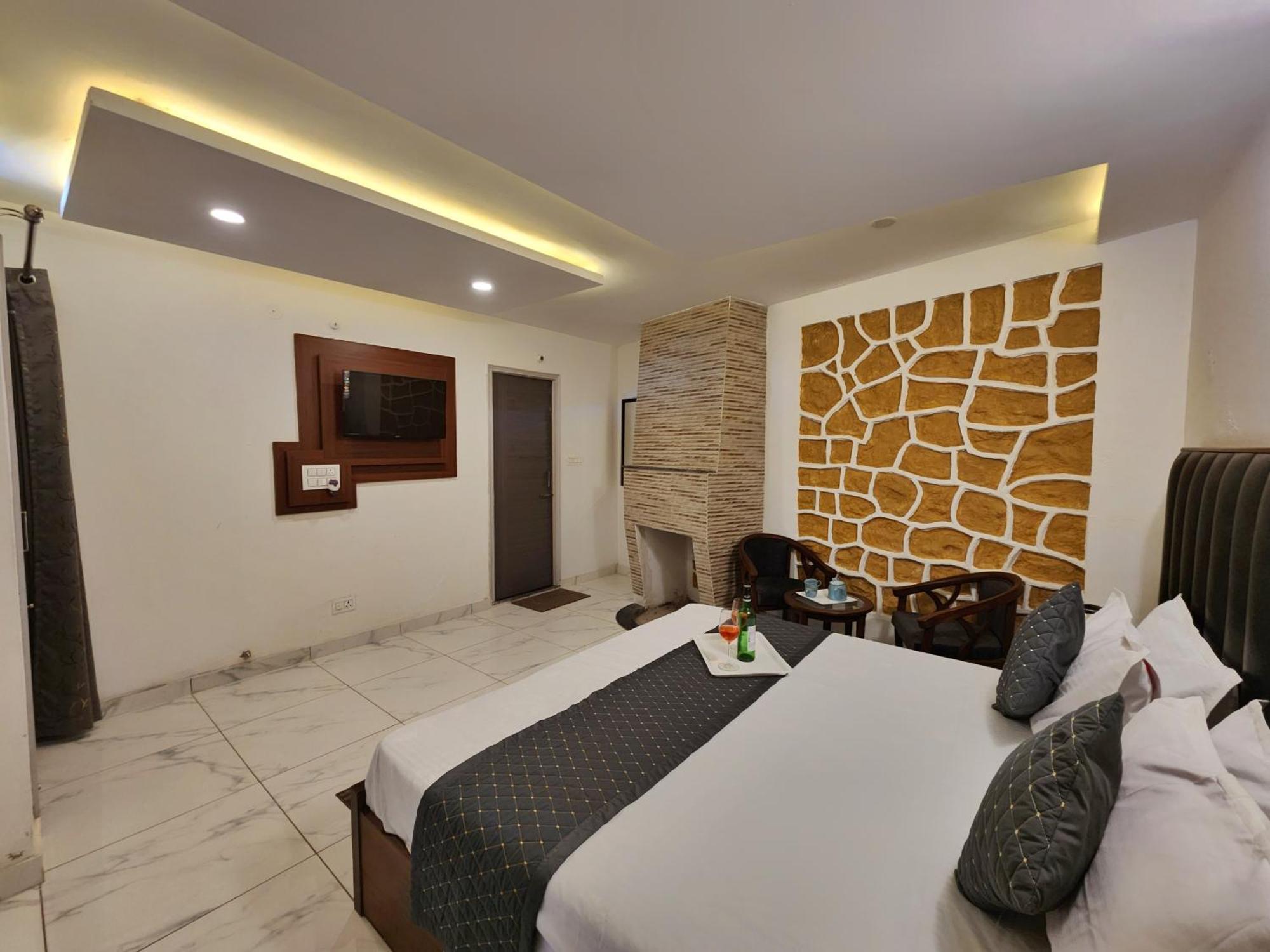 Pine Valley Resort Kasauli Exterior foto