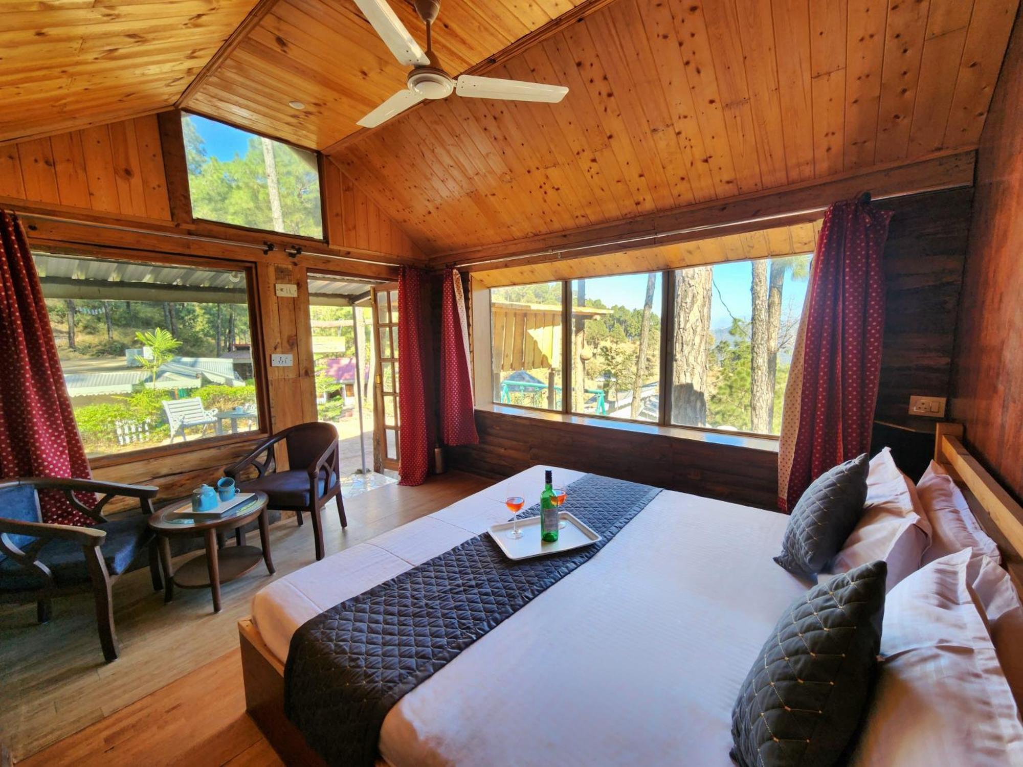 Pine Valley Resort Kasauli Exterior foto